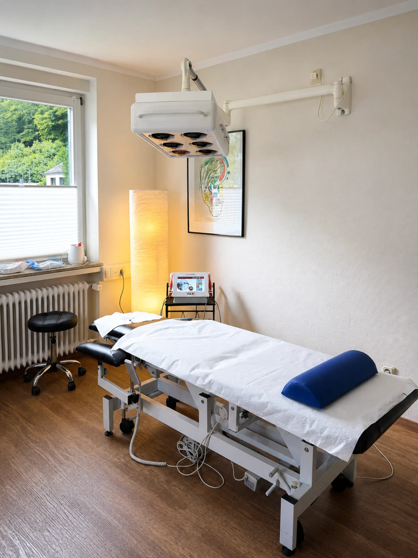 Behandlungsraum mit Liege